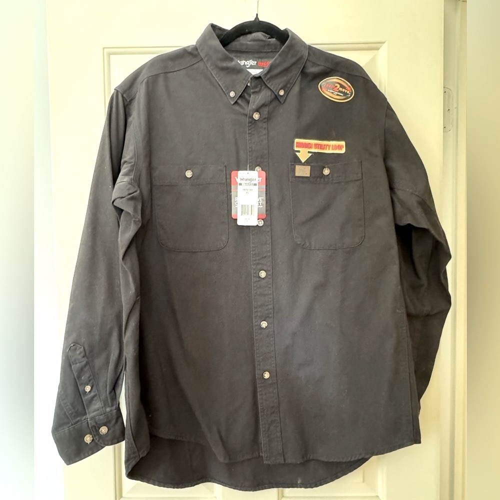 Wrangler Riggs Workwear long sleeve button down solid twill work shirt